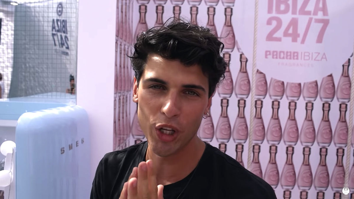 El influencer Daniel Illescas en la campaña creada por Slogan de lanzamiento y activación de la fragancia Pacha Ibiza 24/7 de Antonio Puig en Dulceweekend market en un stand de la marca